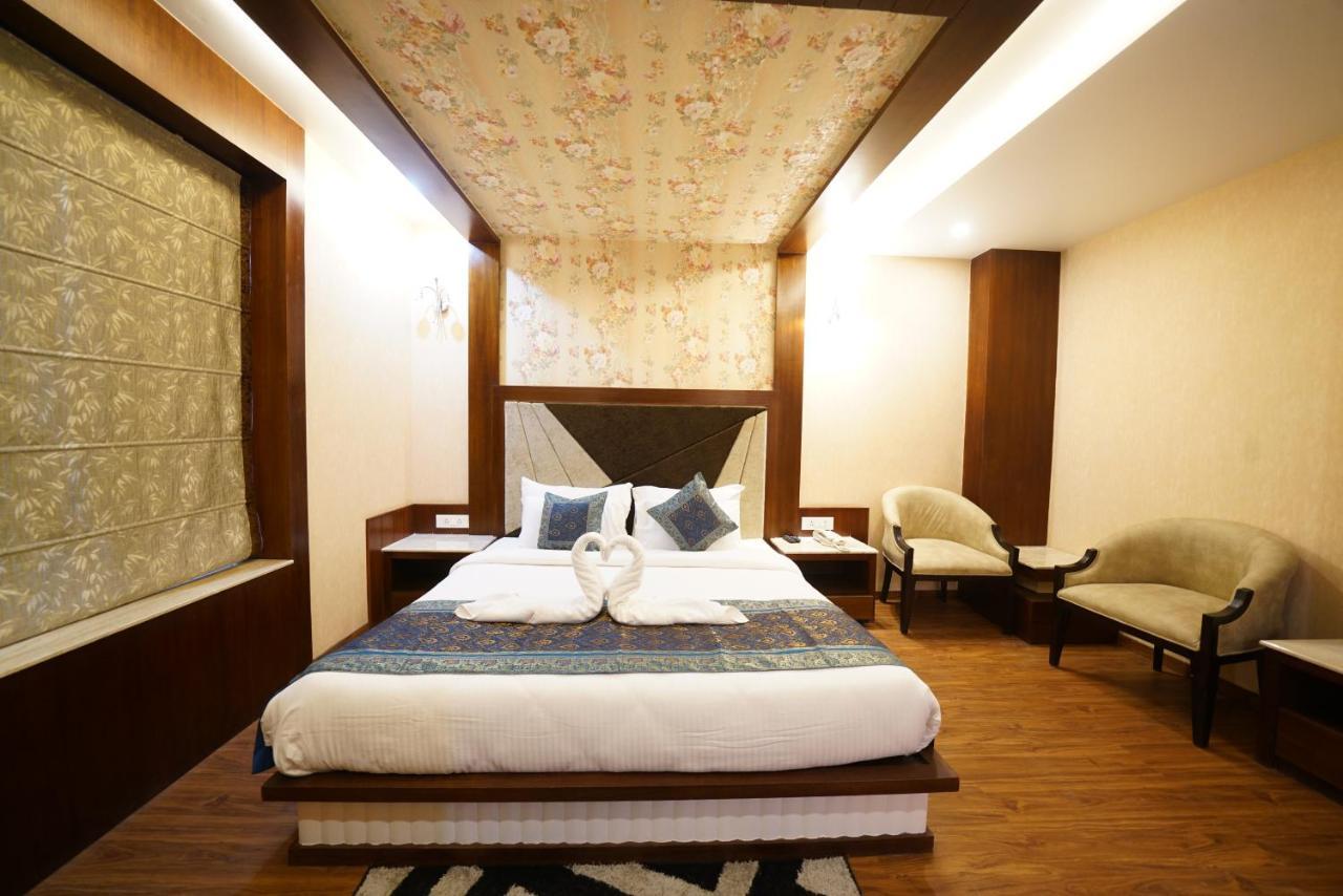 Square Inn Hotel,Varanasi Bagian luar foto