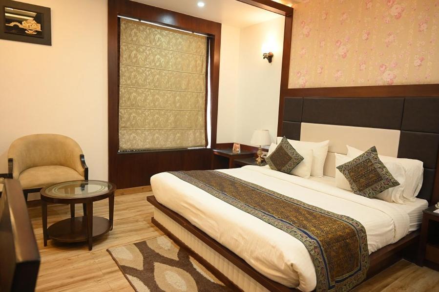 Square Inn Hotel,Varanasi Bagian luar foto