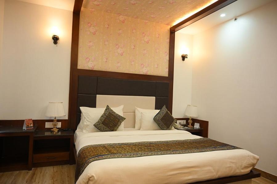 Square Inn Hotel,Varanasi Bagian luar foto