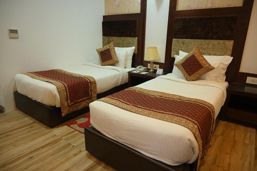 Square Inn Hotel,Varanasi Bagian luar foto