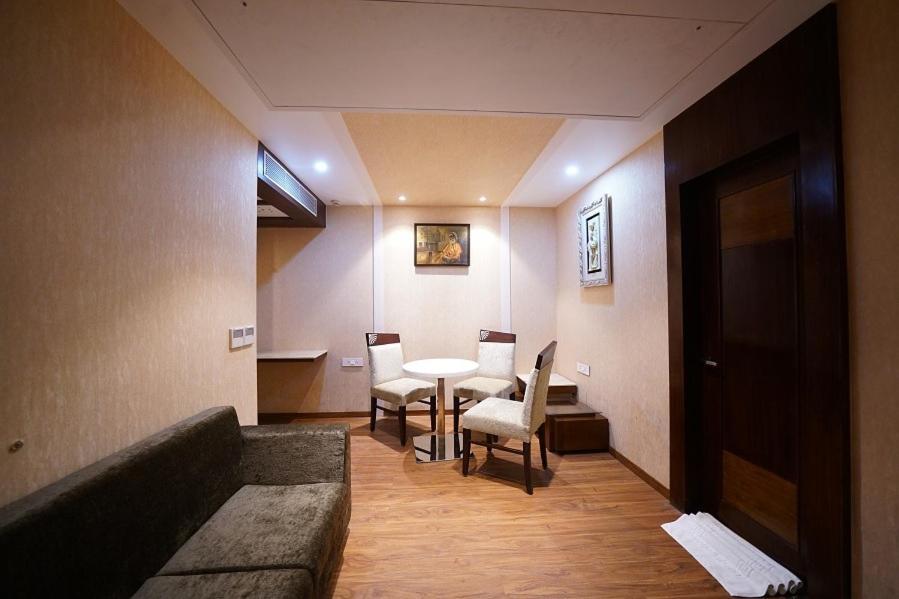 Square Inn Hotel,Varanasi Bagian luar foto