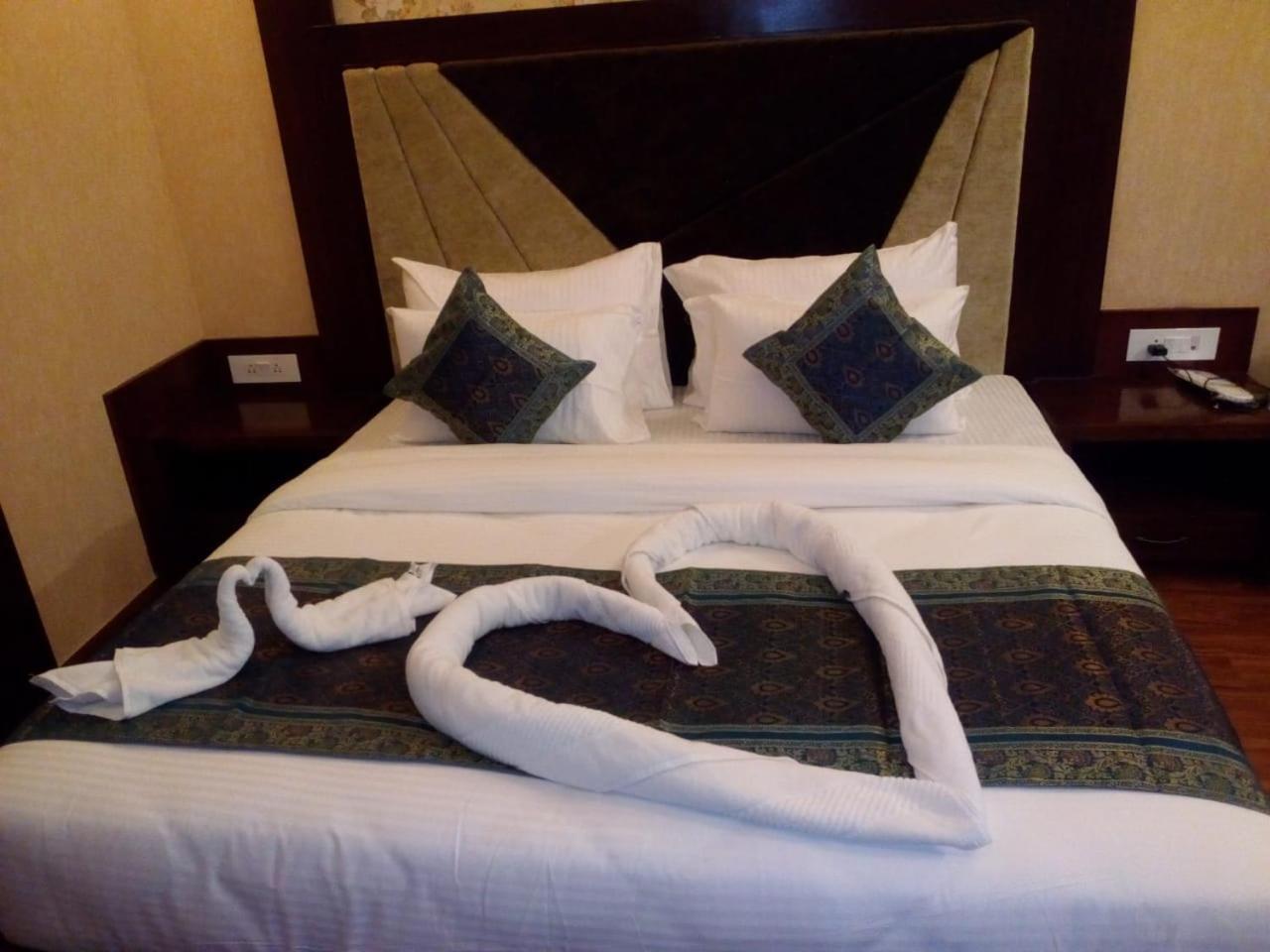 Square Inn Hotel,Varanasi Bagian luar foto