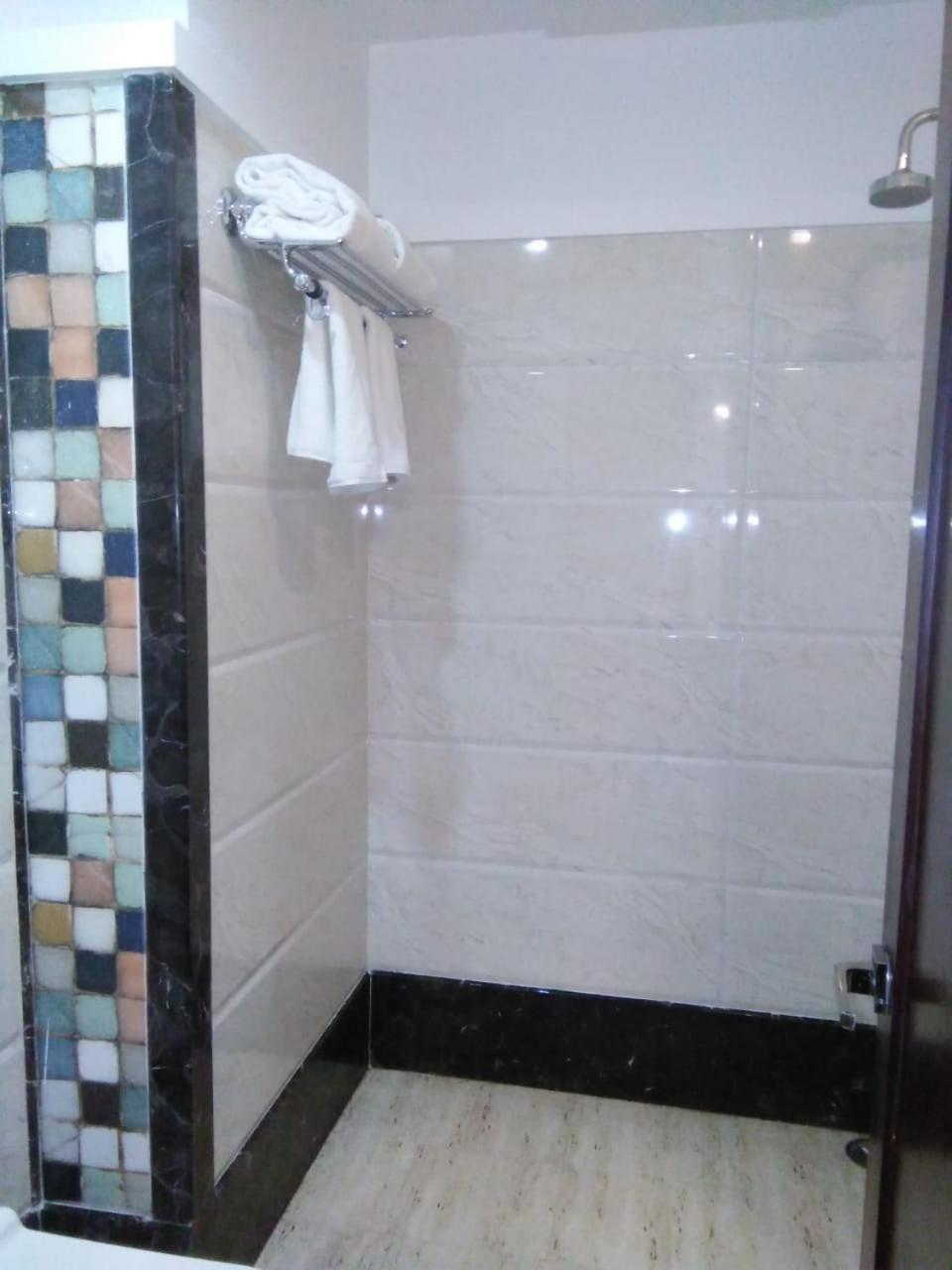 Square Inn Hotel,Varanasi Bagian luar foto