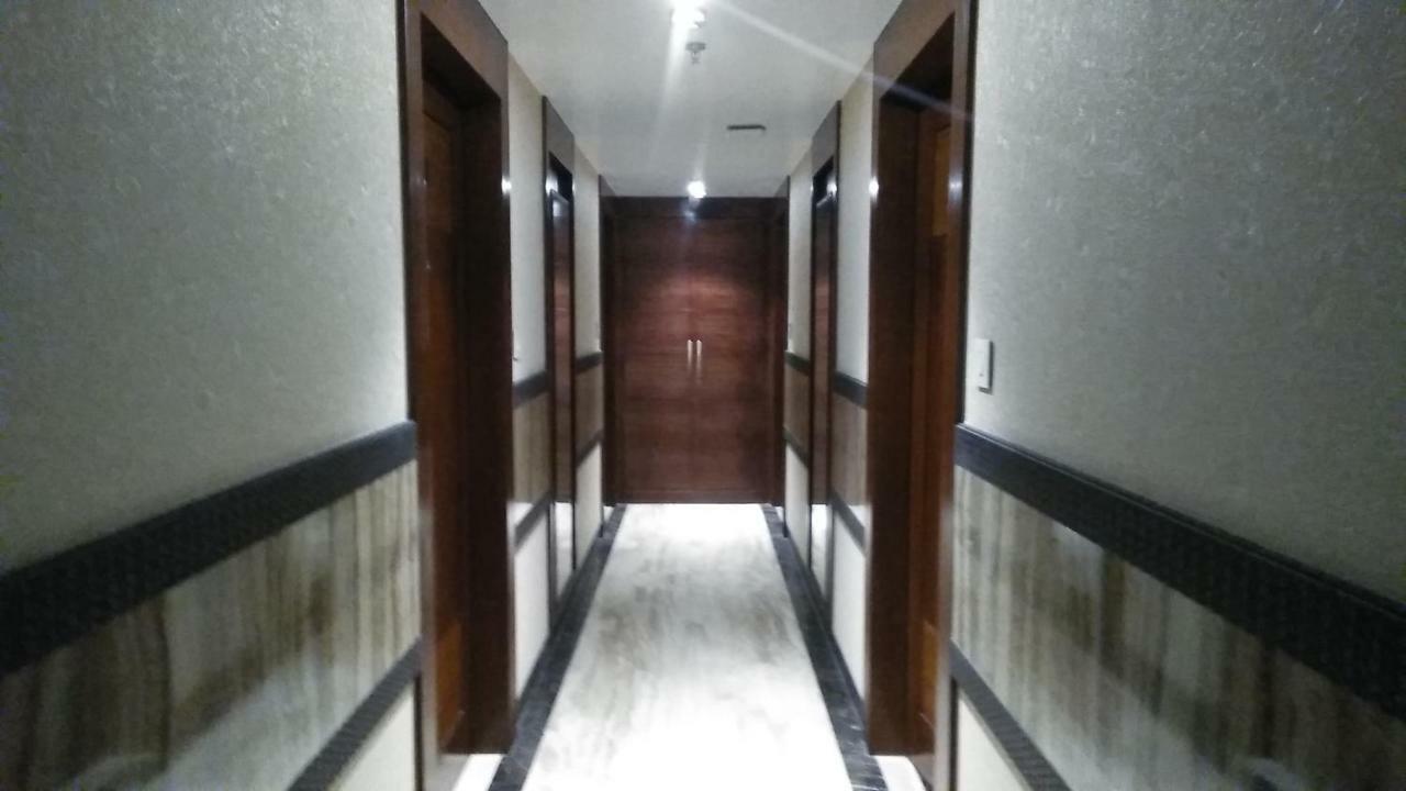 Square Inn Hotel,Varanasi Bagian luar foto