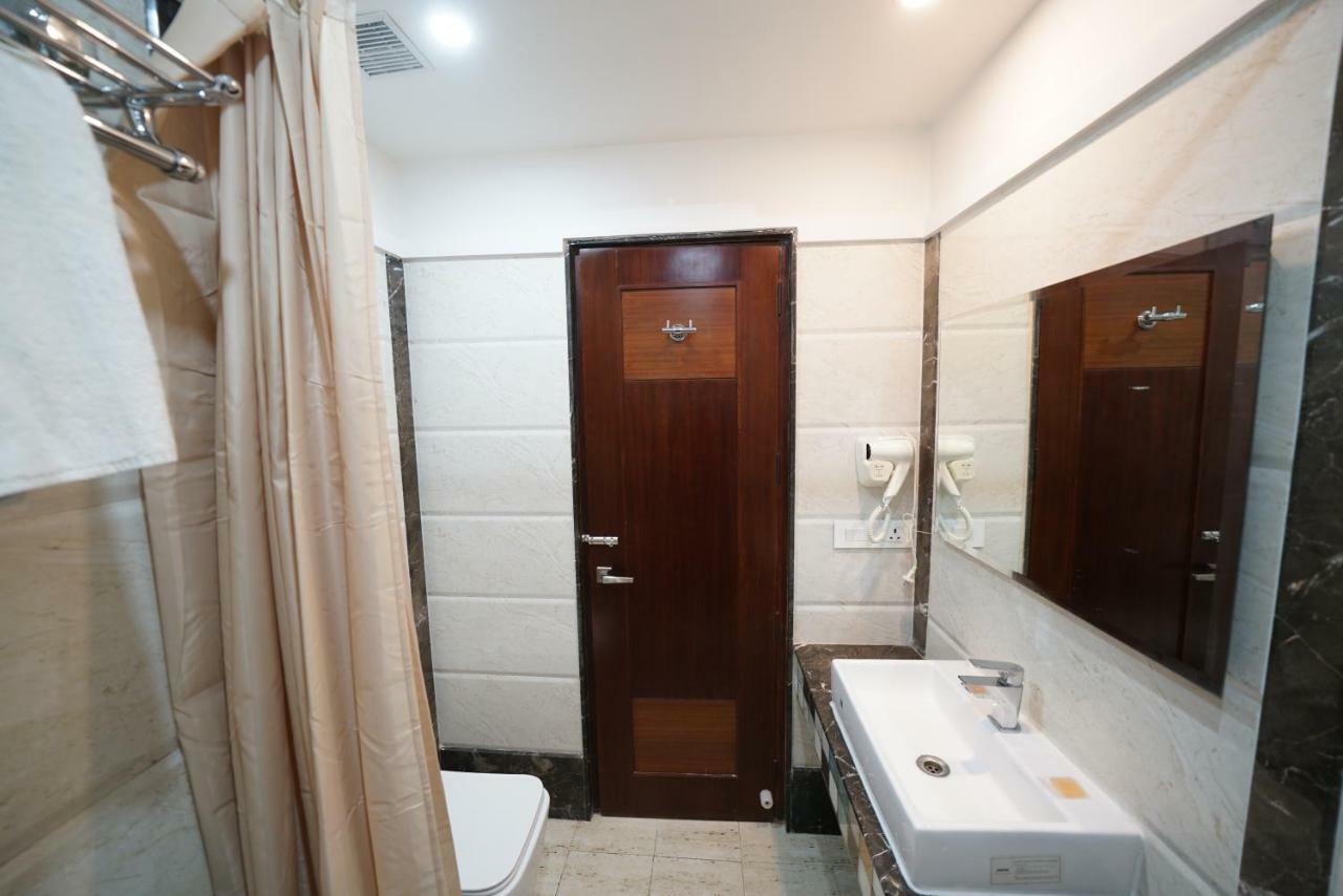 Square Inn Hotel,Varanasi Bagian luar foto